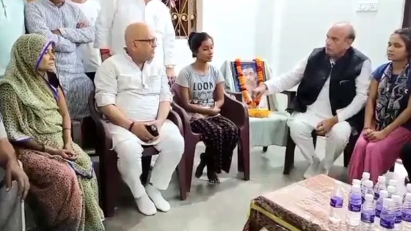 Kanpur Farmer Suicide: किसान बाबू सिंह यादव के परिजनों से मिलने पहुंचे कांग्रेस प्रदेश अध्यक्ष अजय राय, प्रदेश सरकार पर साधा निशाना