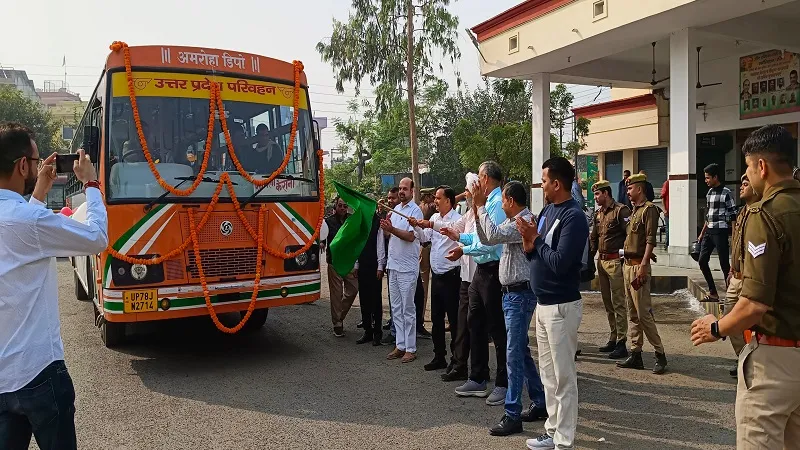 अमरोहा : कैराना के लिए बस सेवा शुरू, एमएलसी व डीएम ने किया रवाना