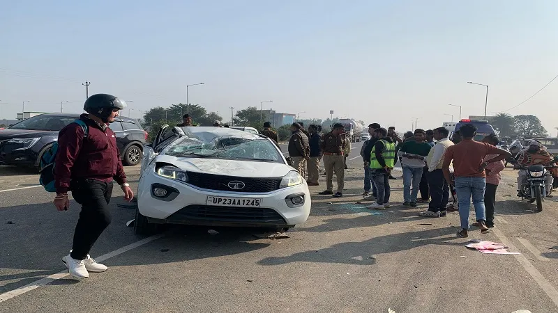 अमरोहा: अनियंत्रित होकर कार डिवाइडर पारकर दूसरी कार से टकराई चार घायल