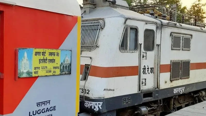 Auraiya News: आगरा इंटरसिटी के एसी कोच से धुआं निकलने पर मची अफरा-तफरी… ट्रेन रुकने पर यात्री उतरे