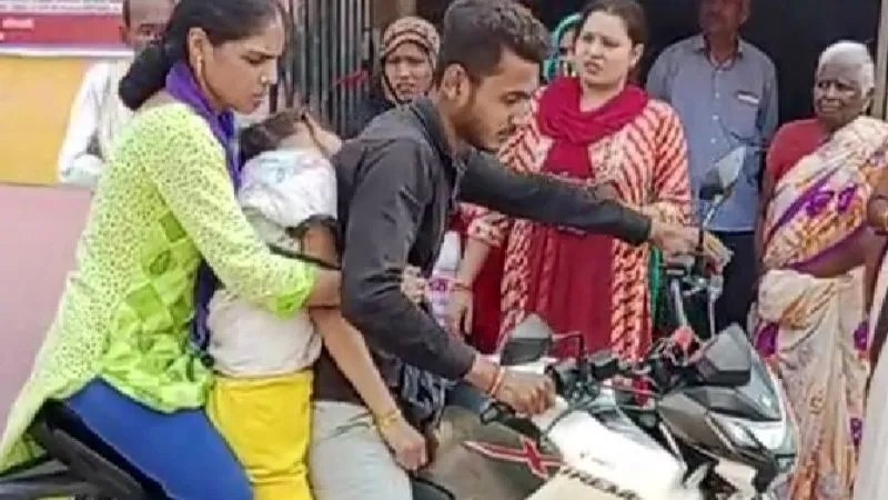 सिस्टम की नाकामी: Auraiya में बहन के शव को बाइक पर ले गया भाई, डिप्टी सीएम ने मामला संज्ञान में लिया, देखें- VIDEO