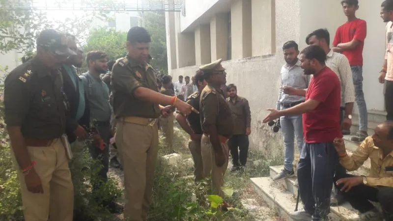 Banda News: नाली में मिला लापता प्रसूता का शव, परिजन बोले- दुष्कर्म के बाद हत्या की गई