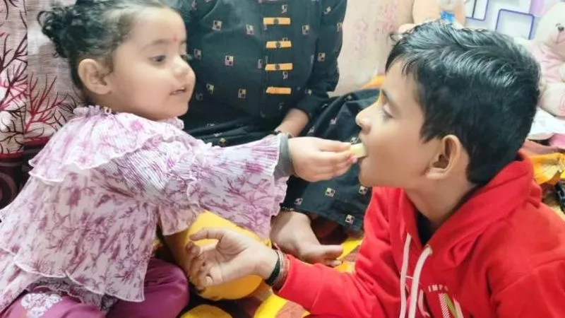 Bhai Dooj 2023: Banda में भाईयों के माथे पर बहनों ने टीका लगाकर मांगा रक्षा का संकल्प, उपहार भी दिया