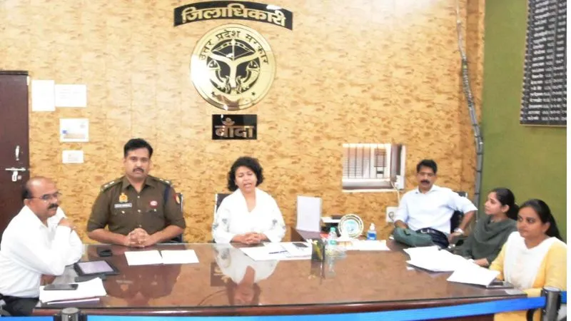 Banda News: दीपावली पर गोबर से तैयार ईको फ्रेंडली दिये जलाएं… डीएम ने वार्ता कर कही ये बात