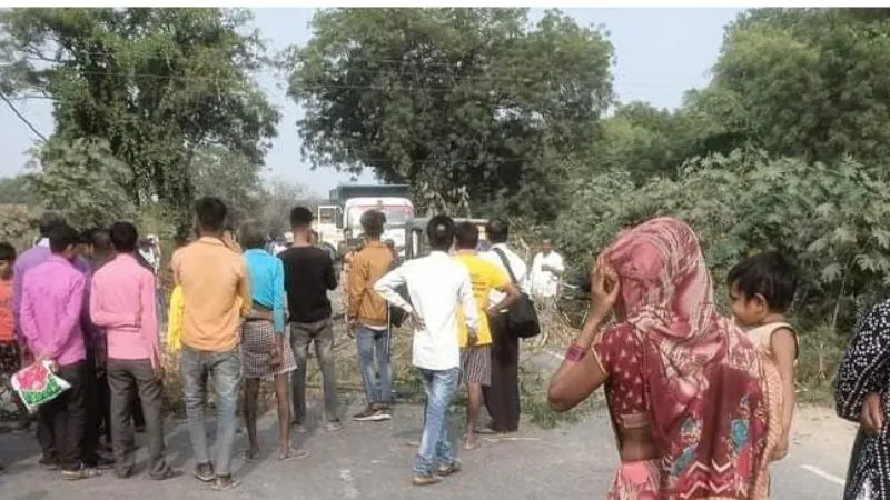 Banda Accident: किशोर को ट्रक ने कुचला… ग्रामीणों ने लगाया जाम, तीन घंटे तक हाईवे में फंसे रहे वाहन