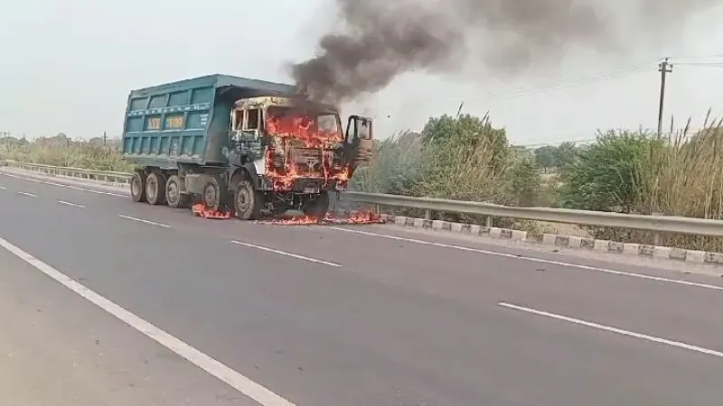 Kanpur Fire : चलता डंपर बना आग का गोला, चालक और परिचालक ने कूदकर बचाई जान, यातायात हुआ बाधित