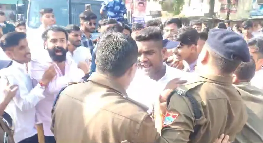 हल्द्वानी: Video Footage student union elections:पुलिस के सामने खूब हुई अराजकता, सारी व्यवस्थाएं हो गईं धड़ाम