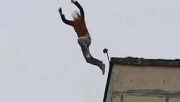 बरेली: वारंट तामील कराने गई पुलिस को देखकर छत से कूदा युवक, घायल