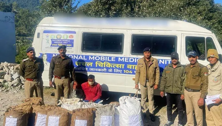 अल्मोड़ा: Ambulance के अंदर मिले 16 कट्टे , ड्राइवर बोला मरीज लेटा है...खोला तो...