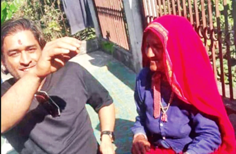 अल्मोड़ा: Captain Cool Dhoni ने गुड़ के साथ लिया चाय का आनंद