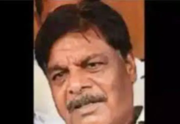 कर्नाटक: मंत्री का वीडियो सोशल मीडिया पर वायरल, जूते पहनने में मदद करता सुरक्षाकर्मी