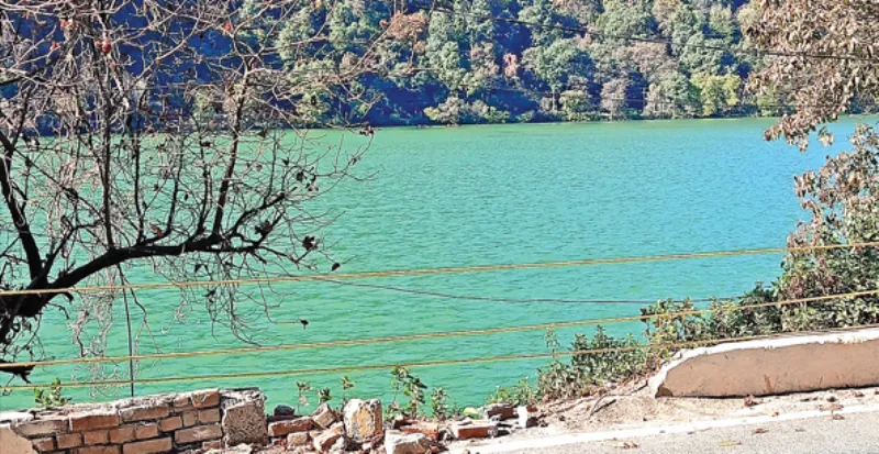 नैनीताल: काहिल व्यवस्था ने रस्सी लगाकर खुला छोड़ दिया 'मौत का दरवाजा'   