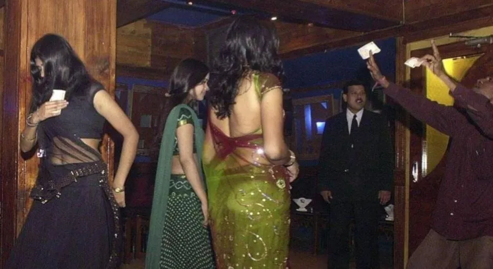 मुंबई: बार में अश्लील कृत्य, 11 महिला वेटर सहित 31 लोगों के खिलाफ FIR