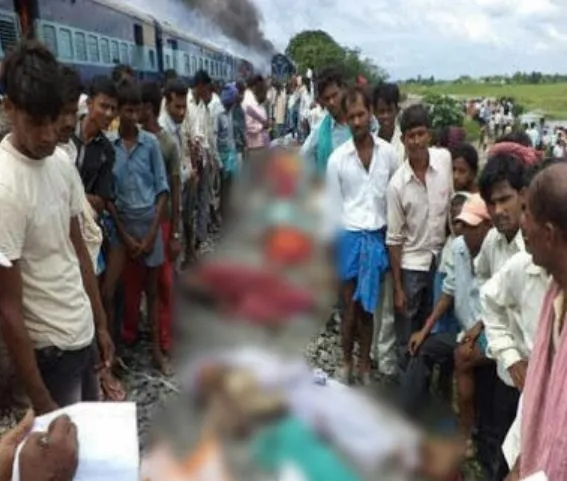 बरेली: टक्कर के बाद राज्यरानी एक्सप्रेस के इंजन में फंसा शव, बाकरगंज में रेलवे पुल पर ट्रेन से कटा युवक