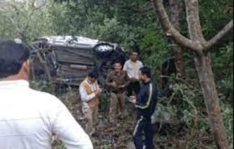 शिमला: खाई में गिरी कार, दो की मौत और दो घायल