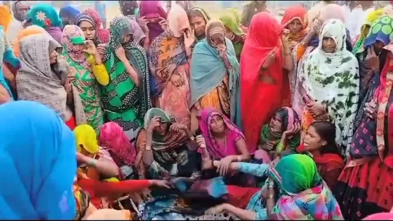 कौशांबी: दूधिया वाहन की टक्कर से किशोर की मौत, परिजनों ने किया चक्काजाम