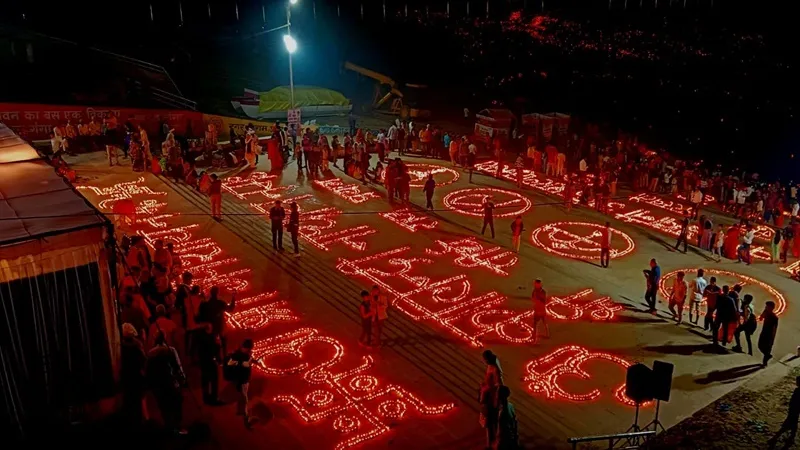 कालिंदी महोत्सव: सवा लाख दीपों से जगमग हुआ मौजगिरि घाट, दीपदान में पहुंचे हजारों संत