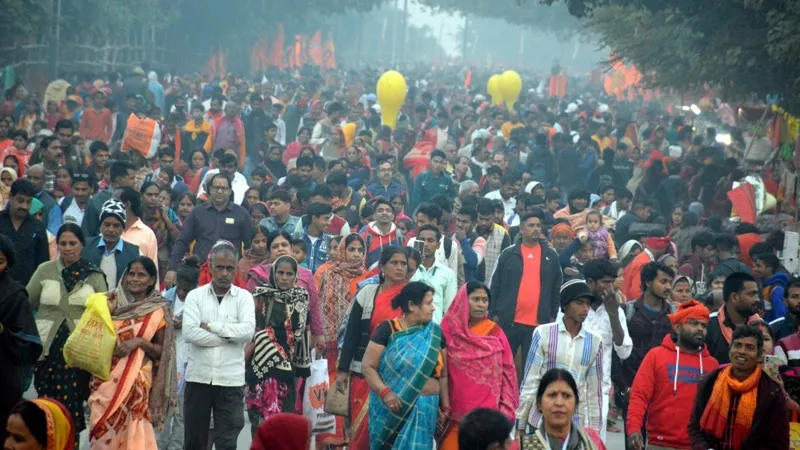 Ayodhya Panchkosi Parikrama: आस्था और भक्ति के आगे भूल गए उम्र की थकान, बुजुर्गों ने डंडे के सहारे पूरी की परिक्रमा 