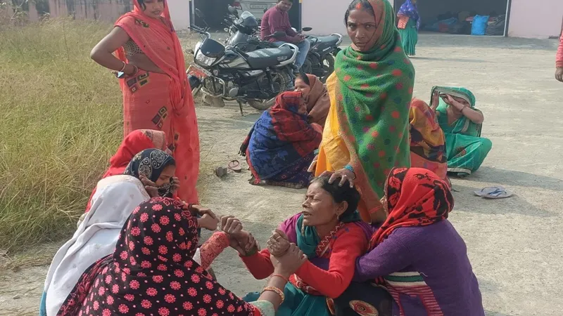 सुलतानपुर भीषण हादसा: ओवरटेक करते समय ट्रैक्टर में घुसी बाइक, दो युवक की मौत