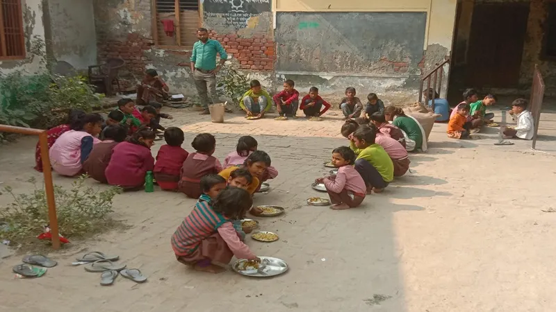 अयोध्या: परिषदीय विद्यालयों-आंगनबाड़ी केंद्रों के बीच नए रिश्तों की 'सुबह', बच्चों में दिखा उल्लास 