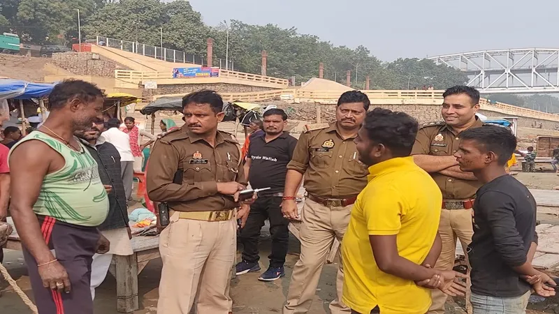 देव दीपावली की तैयारी में जुटी वाराणसी पुलिस, अस्सी घाट पर नविकों के साथ की बैठक