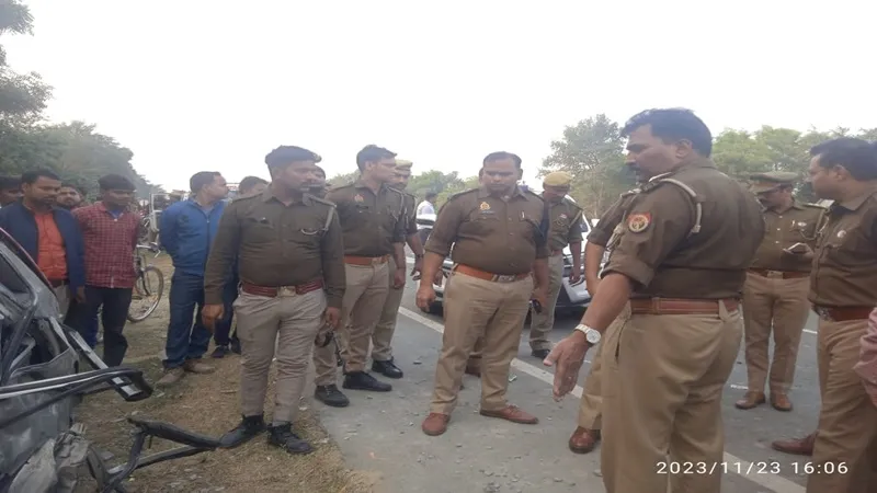 सीतापुर में भीषण सड़क हादसा: विपरीत दिशा से आ रही कार को ट्रक ने मारी टक्कर, चार लोगों की मौत