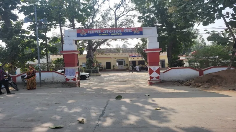 बहराइच: सड़क किनारे मिला युवक का शव, पुलिस जता रही यह आशंका