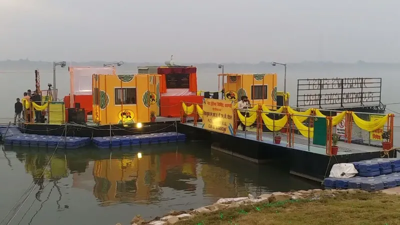 वाराणसी: रविदास घाट पर पहला फ्लोटिंग सीएनजी स्टेशन शुरू, नाविकों को मिलेगा लाभ