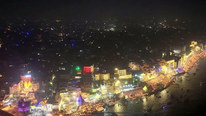 Dev Diwali: देव दीपावली पर काशी पहुंचे सीएम योगी, बाबा विश्वनाथ के दरबार में की पूजा-अर्चना 