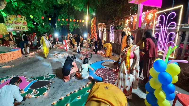 देव दीपावली: 11 हजार दीपों की रंगोली से सजा महादेवा घाट, भजनों पर झूमे श्रद्धालु 