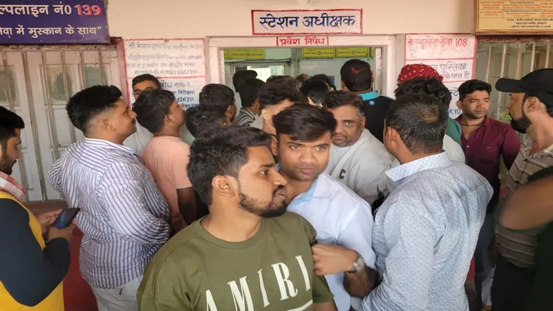 बहराइच: लेट हुई लोकमान्य तिलक ट्रेन, यात्रियों ने स्टेशन अधीक्षक का किया घेराव