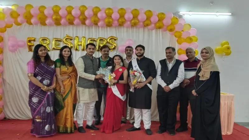 जय नारायण मिश्र पीजी कॉलेज में नवागंतुक बीकॉम ऑनर्स के छात्रों का हुआ स्वागत, फ्रेशर्स पार्टी में स्टूडेंट्स ने की मस्ती