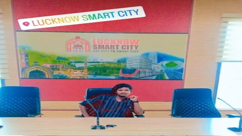 लखनऊ: स्मार्ट सिटी के अधिकारी की कुर्सी पर बैठे युवक की फोटो वायरल, बना चर्चा विषय 