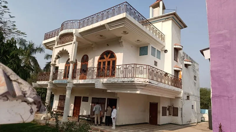 औरैया प्रशासन ने डबल मर्डर के आरोपी संतोष पाठक की पत्नी के नाम दर्ज मकान को किया सीज 
