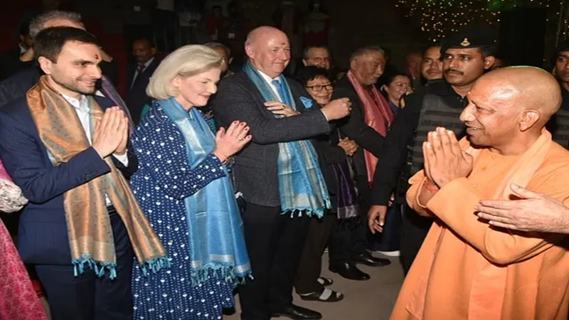 Dev Diwali 2023: काशी के नमो घाट पर हुआ विदेशी मेहमानों का भव्य स्वागत, सीएम योगी संग खिंचवाई फोटो