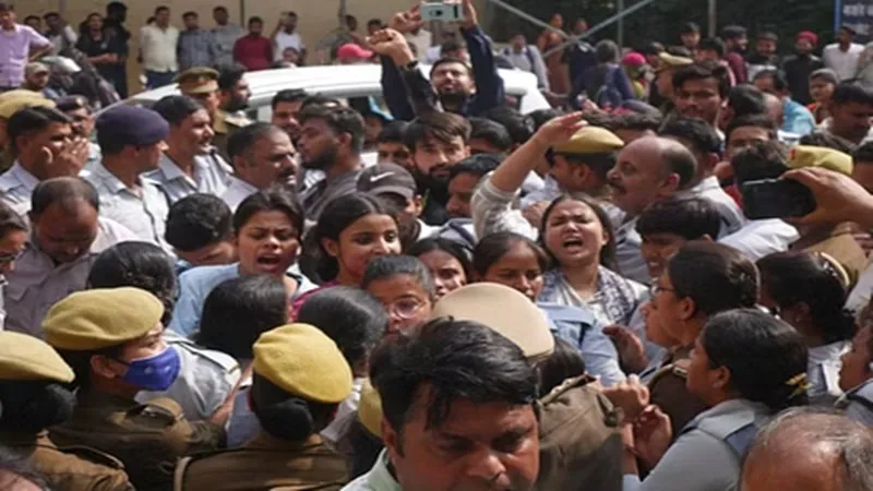 BHU: काशी हिंदू विश्वविद्यालय में छात्र संगठनों के दो गुटों में झड़प, पुलिस ने किया बल प्रयोग 