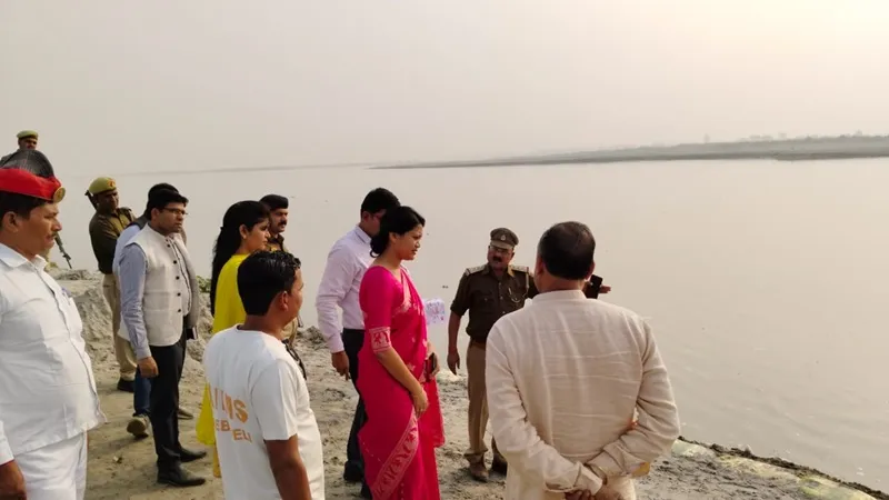 रायबरेली: डलमऊ गंगा घाट पहुंची डीएम , कार्तिक पूर्णिमा मेले तैयारी का लिया जायजा