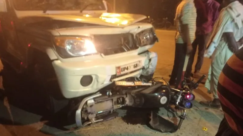 बहराइच: बोलेरो और बाइक की टक्कर में पति की मौत, पत्नी और बेटी घायल
