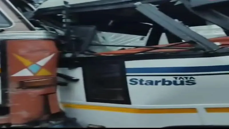 अयोध्या: घने कोहरे में आमने-सामने बस से भिड़ा ट्रक, तीन महिलाएं घायल