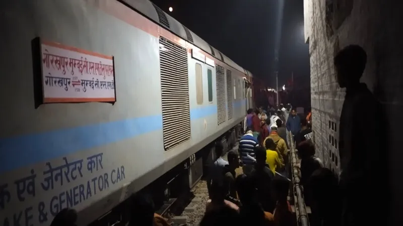 गोंडा: पारिवारिक कलह से परेशान महिला ने ट्रेन के आगे कूदकर दी जान