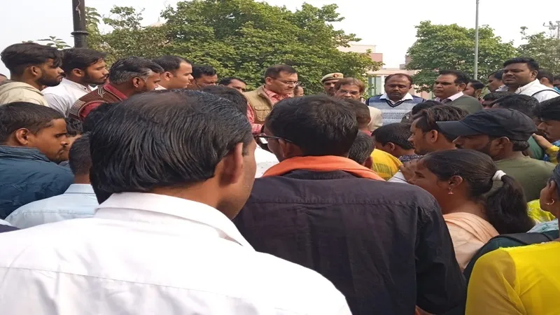 साल भर से आश्वासन, अब नतीजा निकालिये वीसी सर!, धरना दे रहे दिव्यांग छात्रों ने बंद कराया पुनर्वास विवि का गेट 