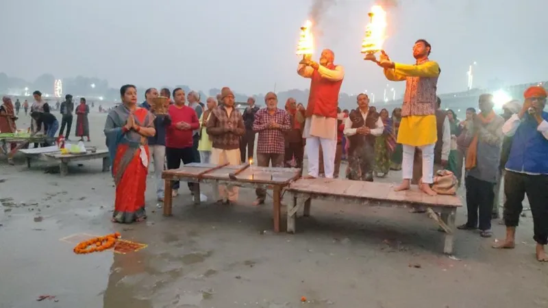 उन्नाव: आनंद घाट पर मनाई गयी देव दीपावली, 11 हजार दीपों से जगमग हुआ घाट