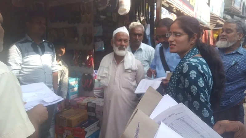 बहराइच: प्रतिबंधित पॉलीथिन को लेकर दुकानों पर छापा, दुकानदारों को दी चेतावनी, लगाया जुर्माना