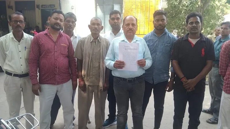 अमेठी: ग्रामीणों ने प्रदर्शन कर एसडीएम को सौंपा ज्ञापन, जानें मामला
