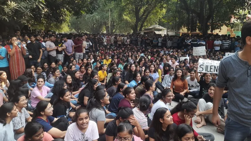 BHU में मनचलों ने छात्रा का मुंह दबाकर किया निर्वस्त्र, बनाया वीडियो, साथी कर रहे उग्र प्रदर्शन  