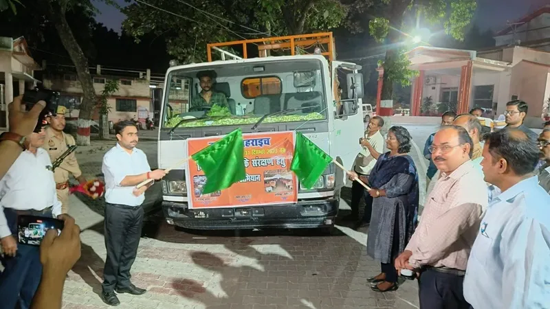 बहराइच: सीडीओ ने कैटल कैचर वाहन को दिखाई हरी झंडी, पकड़े जाएंगे निराश्रित गोवंश