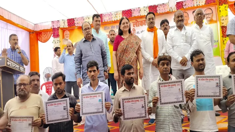 हर दुकान के सामने लगाएं एक पौधाः मेनका गांधी