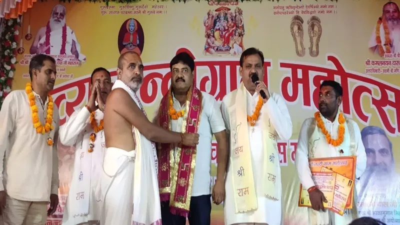 अयोध्या: नंदीग्राम महोत्सव में सम्मानित किए गए भदरसा चेयरमैन राशिद 