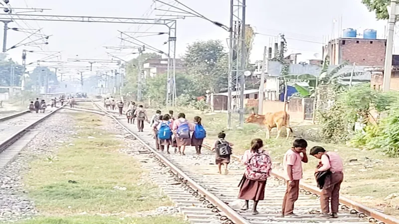 रायबरेली: हर दिन खतरे से होकर घर जाती है नौनिहालों की जिंदगी, रेल पटरियों से गुजरते हैं बच्चे