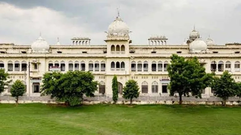 लखनऊ: लविवि में खत्म हुआ छात्रों का अनशन, कुलपति ने पिलाया जूस, निकला हल
